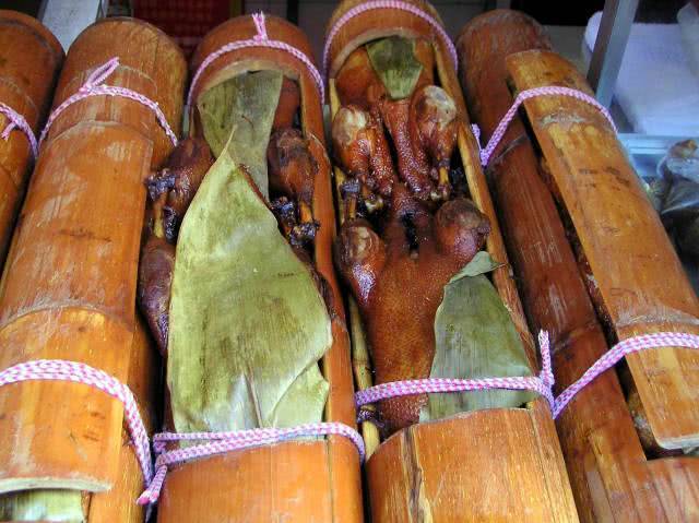 竹筒鸡是来宾特色美食之一做法就是将鸡肝肫及冬菇玉兰片火腿装入