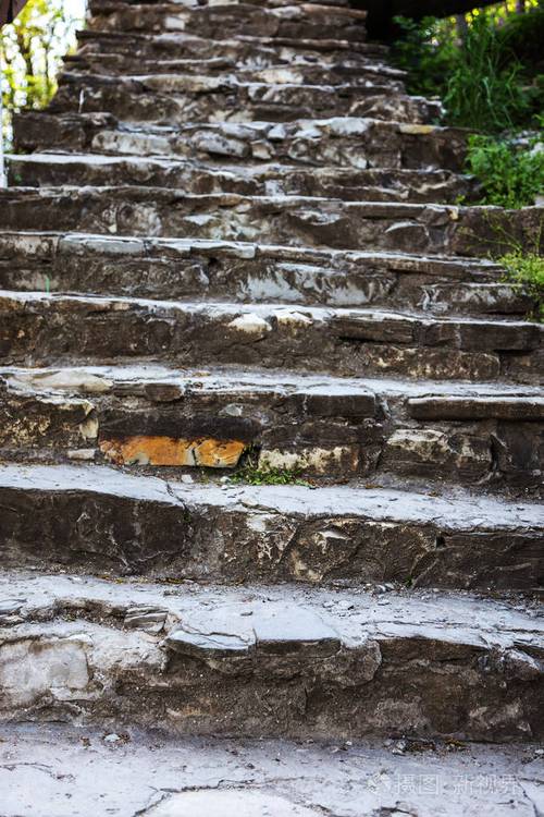 石水泥台阶的旧楼梯有风化和破坏的痕迹.