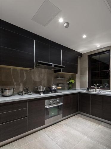 厨房以灰色瓷砖为主搭配较深门板颜色的橱柜让厨房的层次也更加丰富