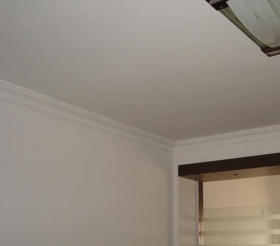 在家居装修中石膏线的作用很大除了能装饰天花板还具有防