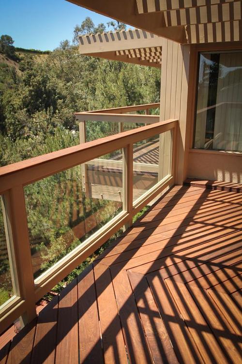 简约风格复式阳台木质吊顶玻璃护栏设计装饰效果图