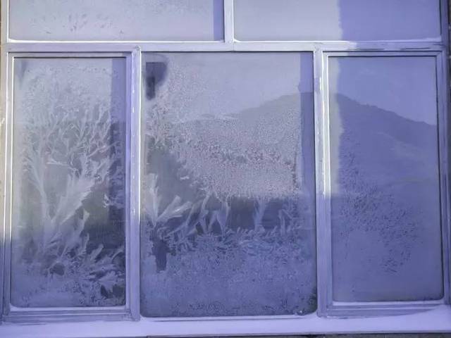 当我们的视线被窗户上结满的冰霜阻断时我们就会不由自主地用手去擦