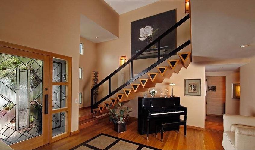 而通常人们都会构建到一处阁楼楼梯来与客厅或者其他楼层作为连