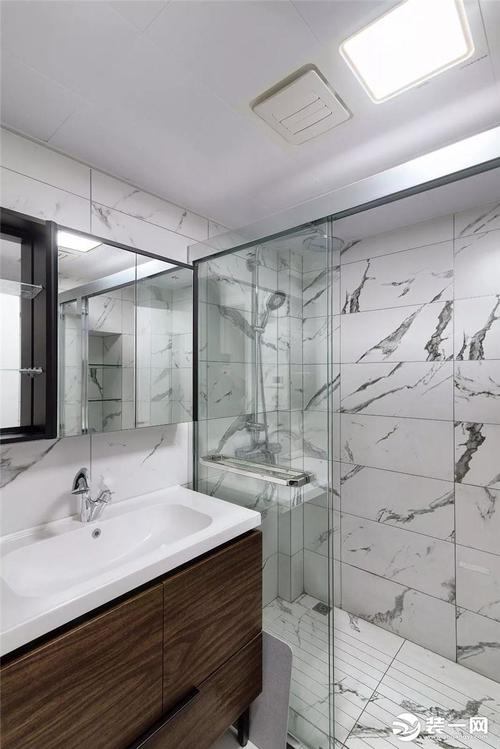 卫生间还是以洁净为主为了防滑处理淋浴房的地面做了拉槽处理.
