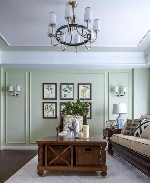 顶面延续墙面的灰绿色饰带加以吊灯与简洁的石膏线点缀