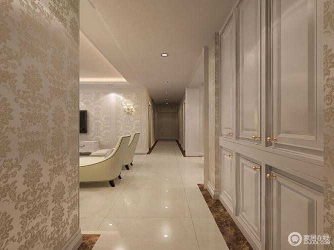 走廊的乳白色地砖并没有给空间造成太大的变化平淡中凸显出壁纸的