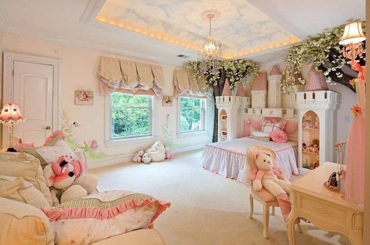 这名女孩4岁后设计师对她的房间重新进行了改造.