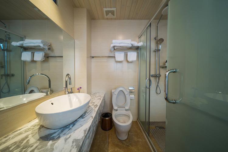 卫生间每个房间都有独立卫生间干湿分离超大的洗漱台可以摆放