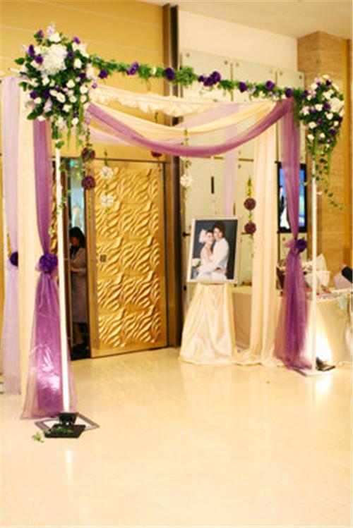 布置毕竟在给宾客留下第一印象的就是门口的摆设将会影响对整场婚礼