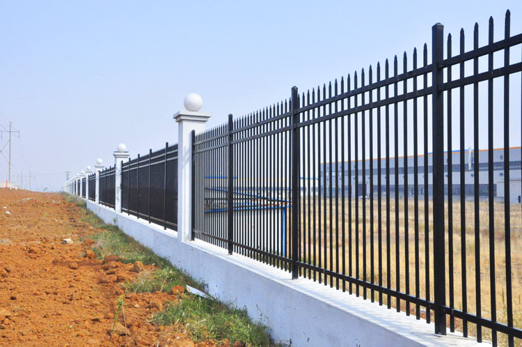 厂区家用围墙护栏的安装选择就选锌钢组装式围墙护栏