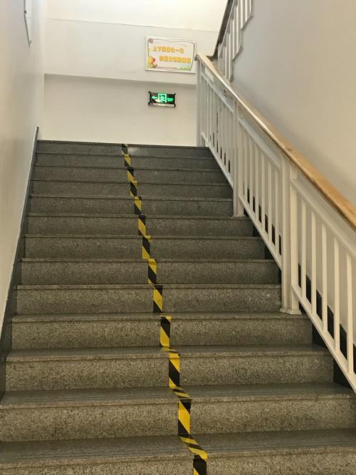 为避免拥挤学校给楼梯画了一道分界线靠右行走这样上楼和下楼的