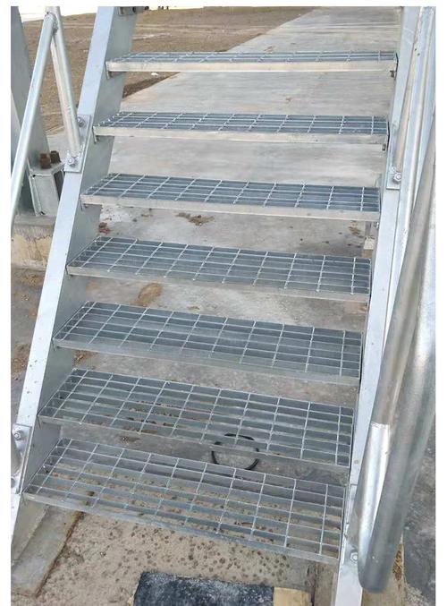 厂家直销各种规格镀锌钢格板沟盖防滑踏步楼梯踏步板异型钢格栅