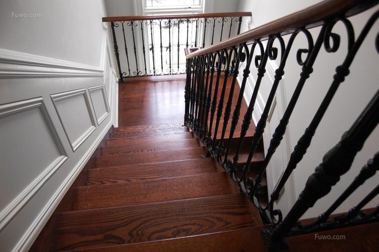 红木贴纸踏步板楼梯装修效果实景拍摄图