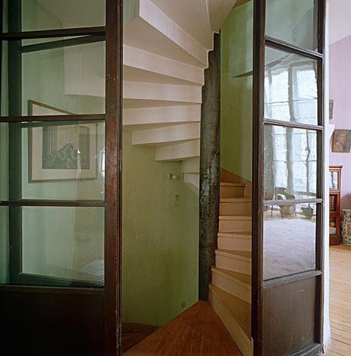 玻璃门木质楼梯客厅