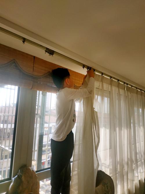 初一的拜年活动被爸爸改成了洗窗帘