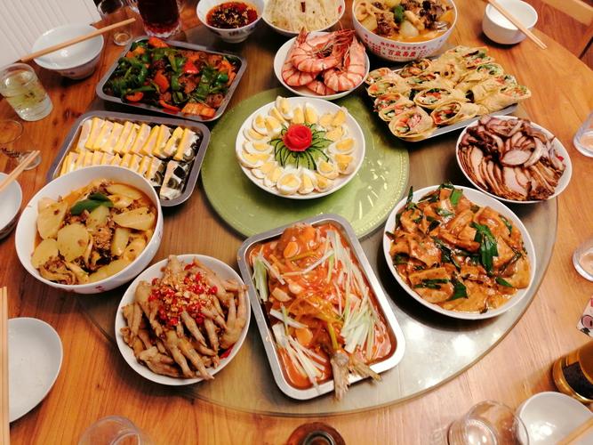 为了让亲人过好春节平时省吃俭用为家人准备丰盛菜肴.