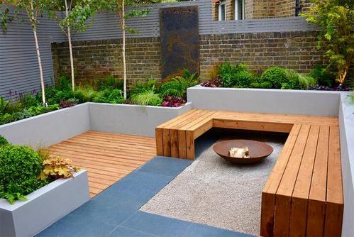 庭院设计用防腐木做休息椅的长方形的小花园