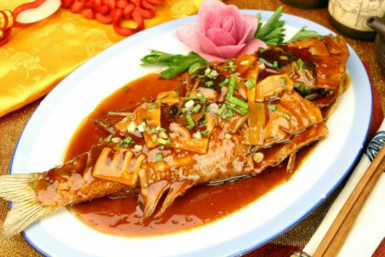红烧鲈鱼是一道美食主料为500g鲈鱼.