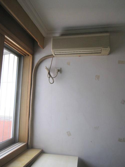 原来的住户在小卧室有个空调那个通往室外机的大管子在屋子里面就