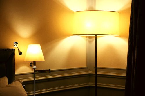 床头微黄的灯罩降低了室内的灯光刺眼感有效的辅助客人入眠.