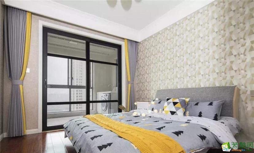 次卧里的阳台是个洗衣晾晒的好地方床品布艺灰色中加入了一些暖黄真
