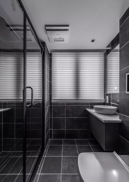 卫生间整体通铺深灰色哑光瓷砖与整室空间的基调保持一致
