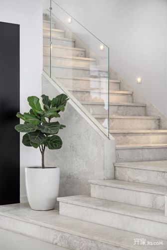 简洁的大理石楼梯透明玻璃栏杆精致的楼梯踏步灯大颗的绿色盆栽