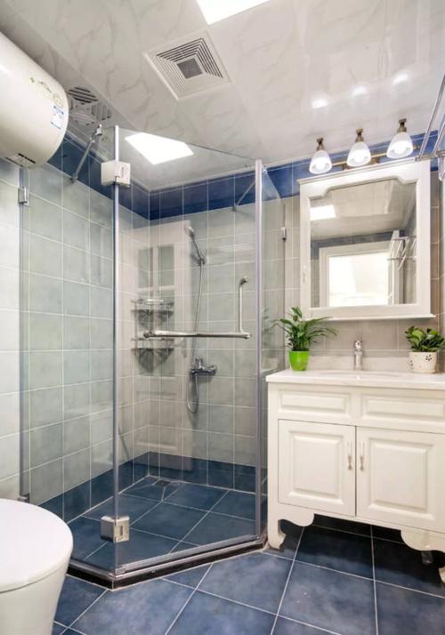 客卫采用蓝灰瓷砖拼贴白色成品浴室家具小巧实用