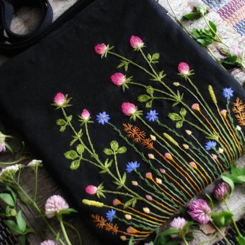刺绣绣在包包上的花朵