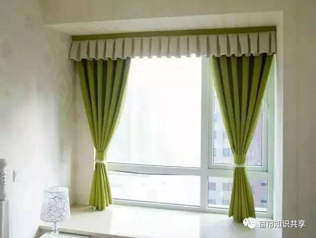 飘窗窗帘除了平幔帘头用的第二多的就是工字折或者抽带帘头了这种帘