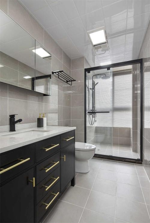 卫生间用灰色哑光墙砖搭配白色勾缝空间感十足浴室柜是黑色柜体