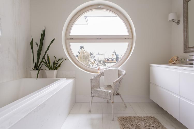 浴室装潢喜爱和谐优雅鲜明砖瓦藤条椅子旁侧大圆窗户