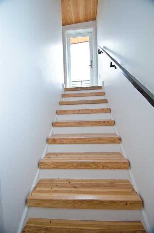 白色墙面原木质台阶楼梯装修效果图