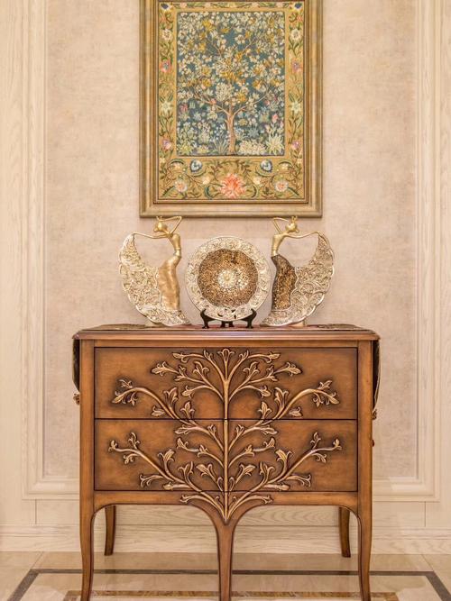 挂画的玄关台和装饰柜在这个时候就尤其重要有喜欢的私信呀美式家具