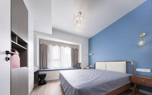 胡桃木黄铜架子床禅意而时尚蓝色飘窗垫与墙面漆呼应.