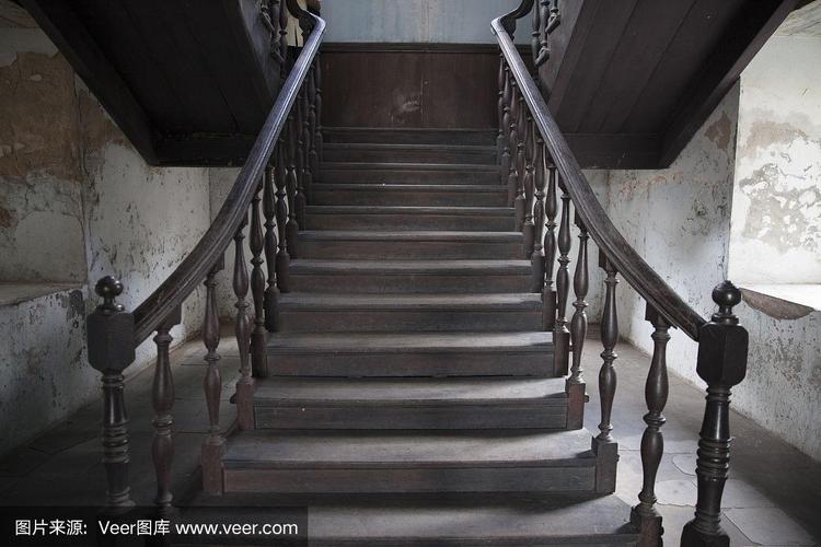 旧住宅的楼梯内部