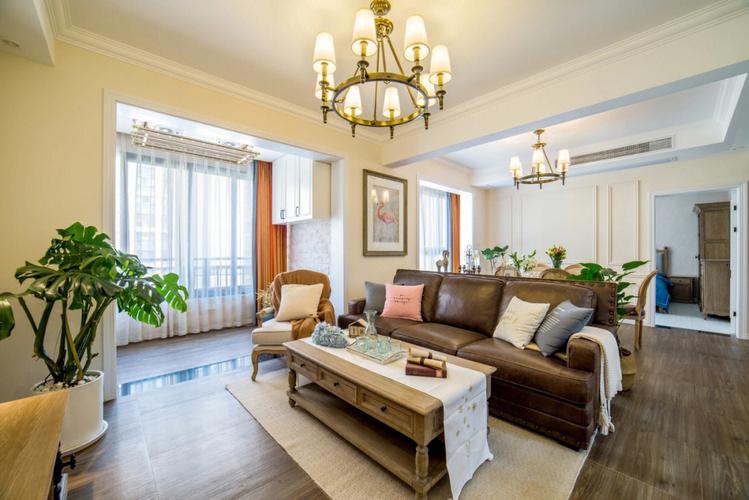 95在整个客厅的家具选择上面以暖色调为主带有美式style的吊顶设计