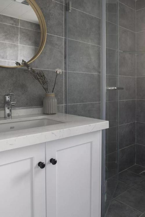 卫生间选用高级感的暗灰色的瓷砖打造出淡雅又低调的感觉.