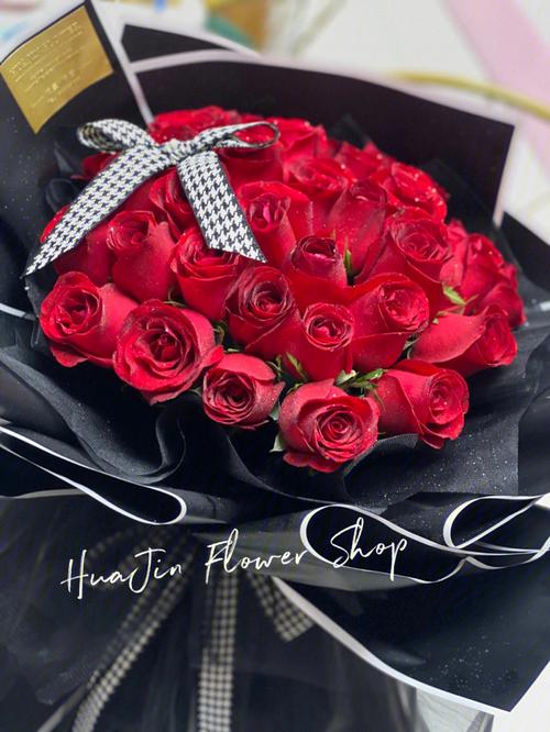 33朵红玫瑰订婚花束