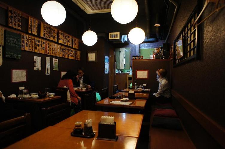 在如今的日本东京小酒馆居酒屋随处可见一直开到深夜.