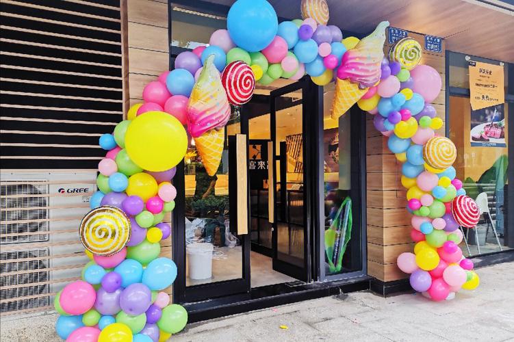 一款适合西式快餐店的开业氛围气球拱门