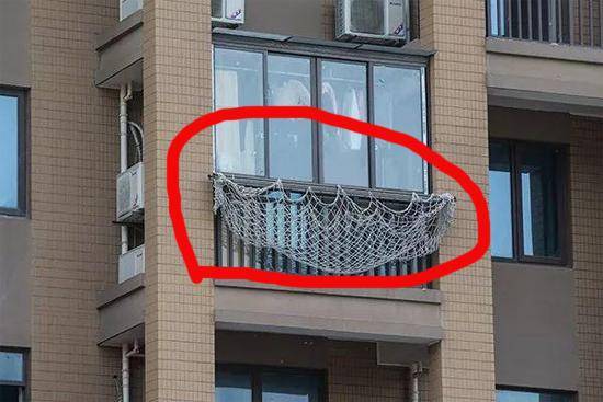 在阳台的窗外挂了张网想不到如今的防盗防摔还可以这样做