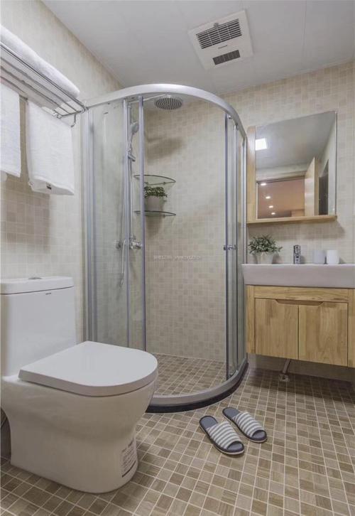 2018简约日式风格卫生间玻璃淋浴房设计装修效果图