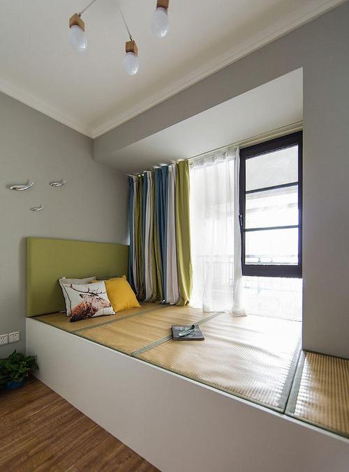 现代简约三居室卧室榻榻米装修效果图