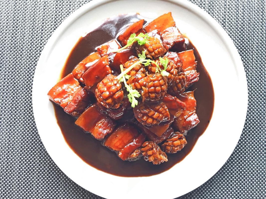 小鲍鱼红烧肉是一道由带皮带骨五花肉小鲍鱼西兰花等食材制成的美食