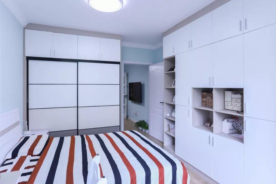 卧室空间也不大但是同样收纳空间满满定制了两面墙的收纳柜超强的