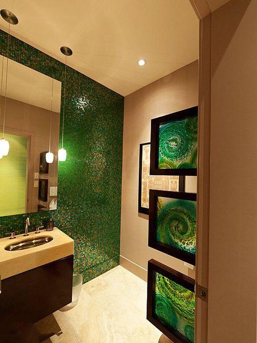 卫生间浅绿色瓷砖装修搭配