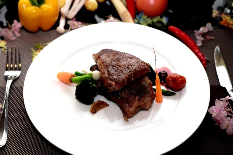 牛排或称牛扒是块状的牛肉是西餐中最常见的食物之一.