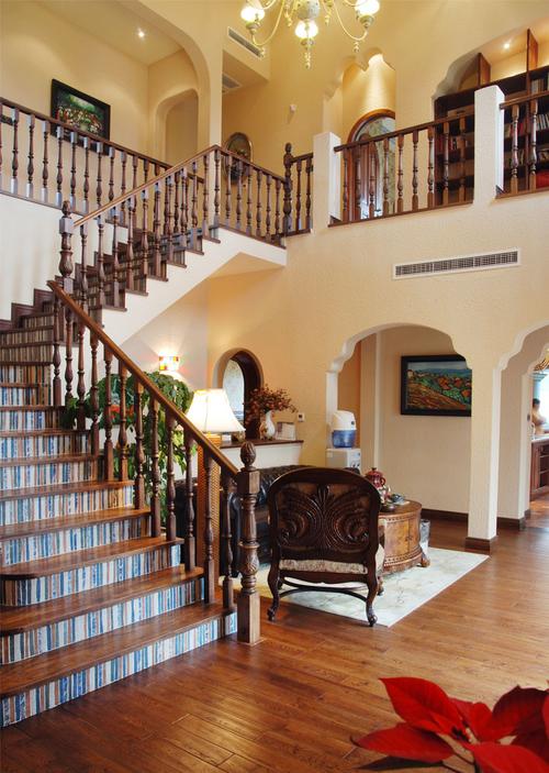 美式乡村风格复式别墅楼梯装修效果图