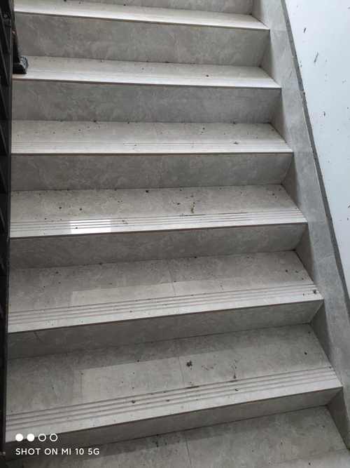 信阳平桥区信阳招贴砖师傅主要是楼梯电梯的公共区域只包不点